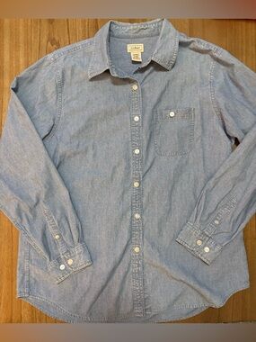 LL BEAN MEDIUM ✨ long sleeve Light Blue Denim Button-Down Shirt EUC